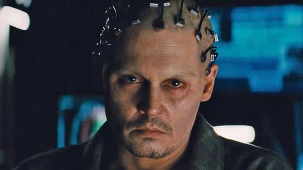 Genialny naukowiec ginie w zamachu. Ale nie jego umysł... Johnny Depp w "Transcendencji" /materiały dystrybutora