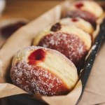 Genialny patent na nadziewanie pączków. Nie wypłynie nawet gram słodkiego wnętrza