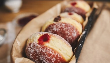 Genialny patent na nadziewanie pączków. Nie wypłynie nawet gram słodkiego wnętrza