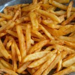 Genialny trik na domowe frytki jak z restauracji. Wystarczy dodać do oleju podczas smażenia 