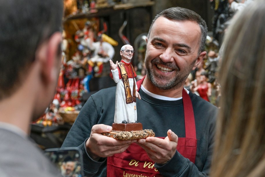 Genny Di Virgilio z figurką Leona XIV /CIRO FUSCO /PAP/EPA