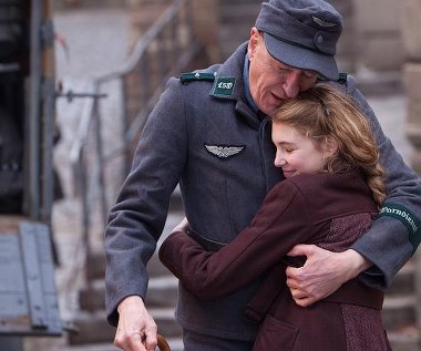 Geoffrey Rush i Sophie Nélisse w scenie z filmu "Złodziejka książek"
