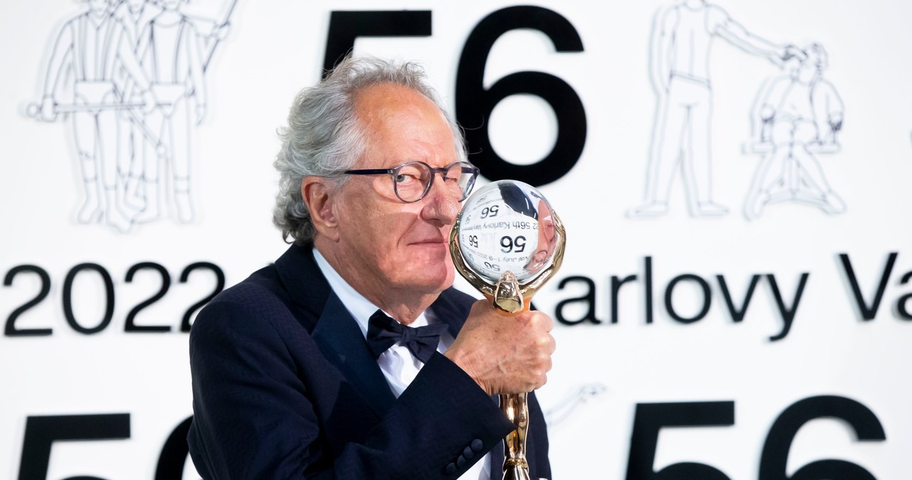 Geoffrey Rush z Kryształową Kulą na festiwalu w Karlowych Warach 2022 /Gabriel Kuchta /Getty Images