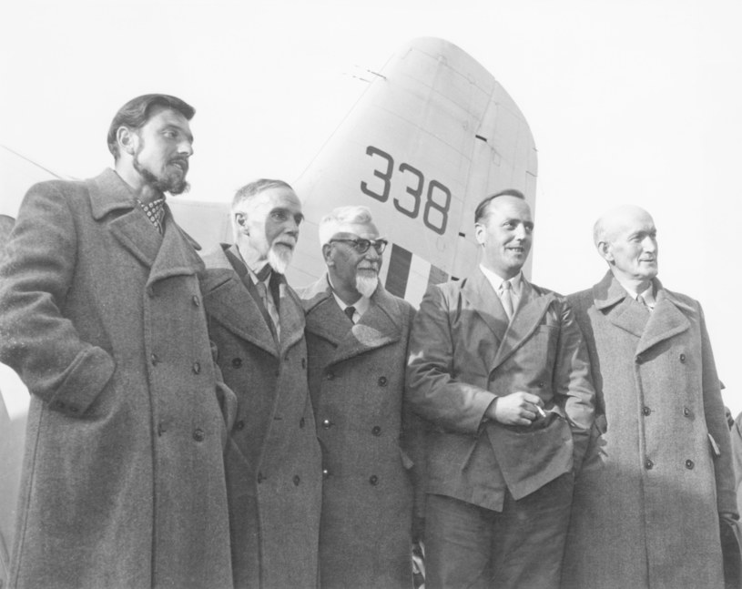 George Blake (z lewej) na lotnisku w Berlinie wraz z innymi uwolnionymi więźniami północnokoreańskiego reżimu /Getty Images