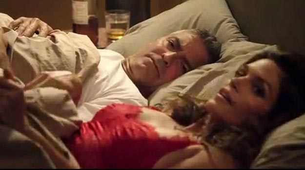 George Clooney budzi się u boku Cindy Crafword. /materiały prasowe