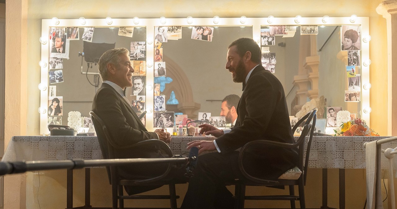 George Clooney i Adam Sandler w filmie "Jay Kelly" /PETER MOUNTAIN/NETFLIX /materiały prasowe