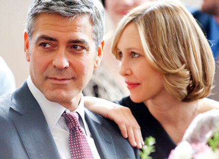 George Clooney i Vera Farmiga - bohaterowie filmu "W chmurach" /materiały dystrybutora