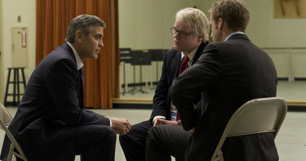 George Clooney, Phillip Seymour Hoffman i Ryan Gosling w scenie z filmu "Idy marcowe" /materiały dystrybutora