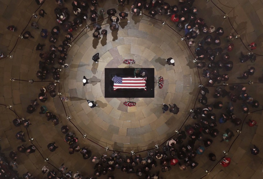 George H.W. Bush zmarł w piątek wieczorem. Miał 94 lata i był najdłużej żyjącym prezydentem USA. /Morry Gash / POOL /PAP/EPA