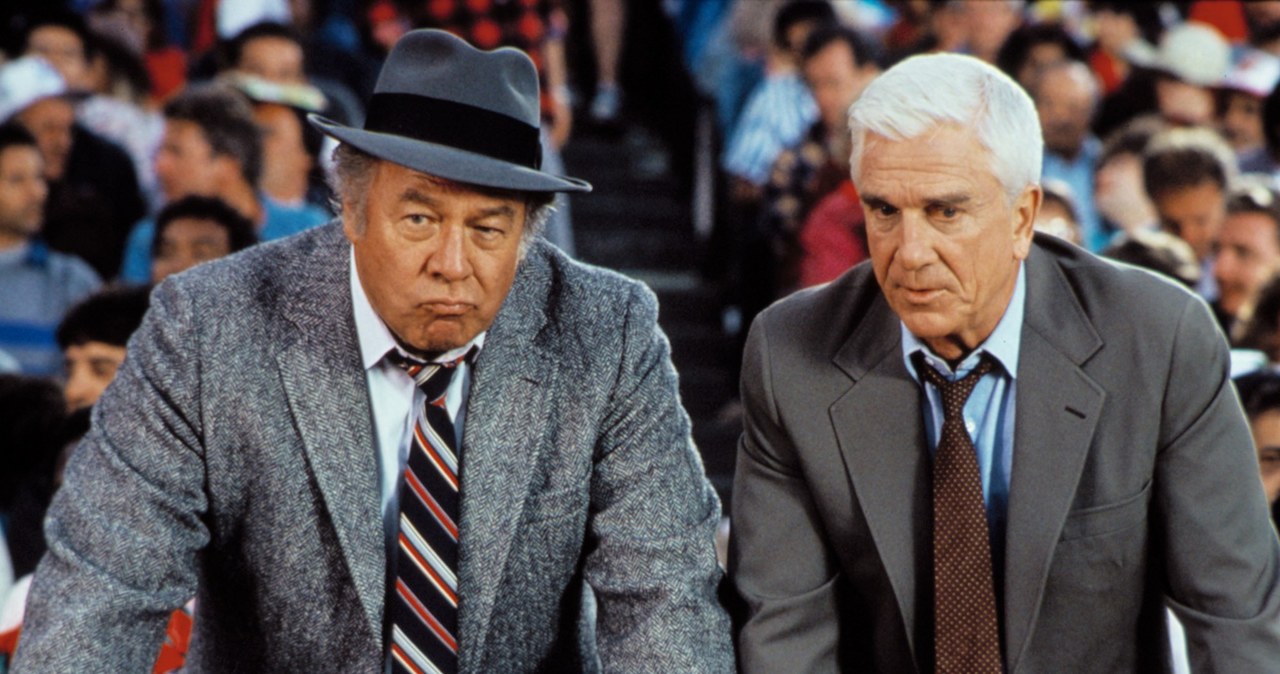 George Kennedy i Leslie Nielsen na planie "Nagiej broni" /Everett Collection /East News