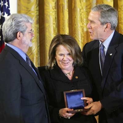 George Lucas przyjmuje nagrodę z rąk George'a W. Busha /AFP