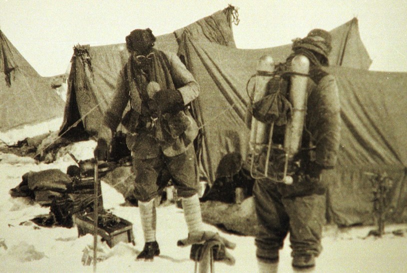 George Mallory i Andrew Irvine. Ostatnie zdjęcie himalaistów podczas wyprawy na Mount Everest w 1924 roku. Ciało Mallory'ego spoczeło na zboczach góry na zawsze  /Associated Press/FOTOLINK /East News