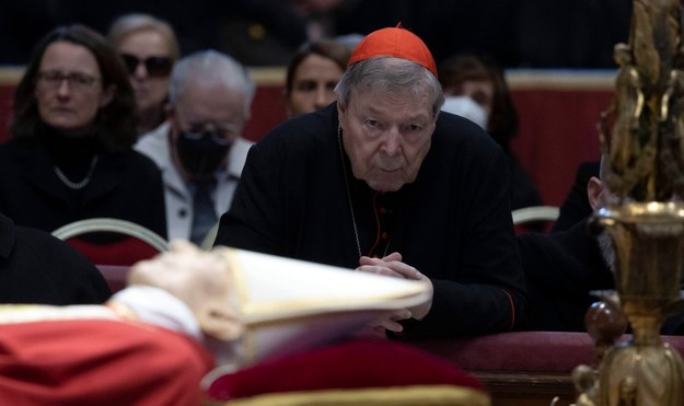 George Pell przy ciele papieża Benedykta XVI, który zmarł pod koniec ubiegłego roku /MASSIMO PERCOSSI /PAP/EPA