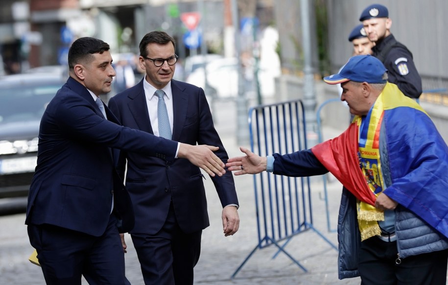 George Simion, Mateusz Morawiecki i rumuński wyborca w Bukareszcie /ROBERT GHEMENT /PAP/EPA