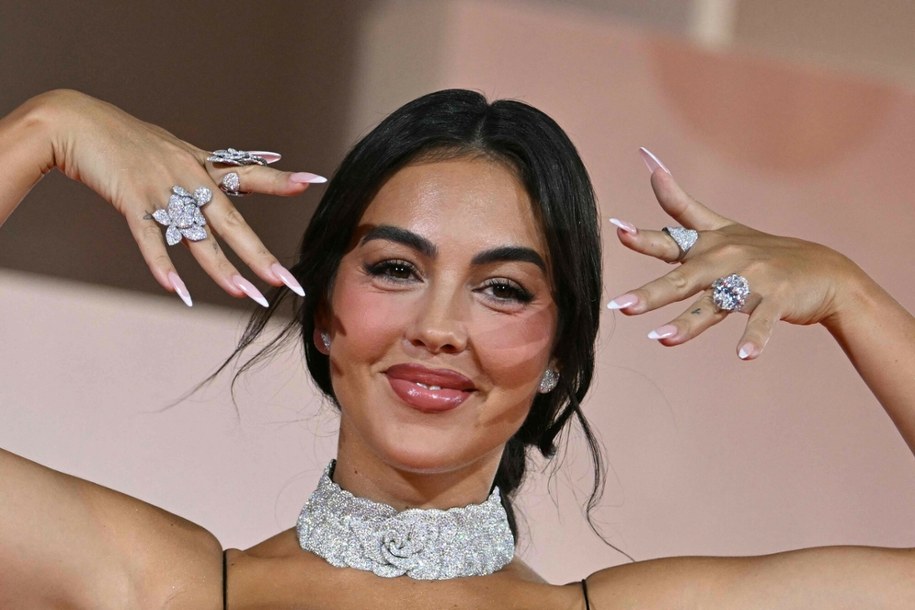 Georgina Rodríguez olśniewa Wenecję. Pierwszy publiczny występ po zaręczynach z Cristiano Ronaldo /STEFANO RELLANDINI  /East News/AFP