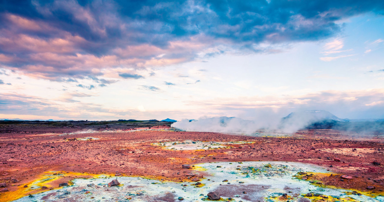 Geotermalny obszar Námafjall znajduje się w północno-wschodniej Islandii, niedaleko jeziora Mývatn /123RF/PICSEL