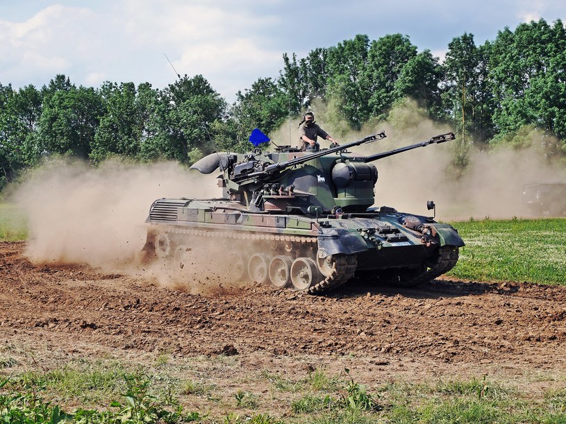 Gepard to konstrukcja z lat 70. stworzona na bazie Leoparda 1. Wojna w Ukrainie jest pierwszym konfliktem gdzie uczestniczy w aktywnej walce. Jego radar może wykryć drona Shaded-136 z odległości 16 kilometrów /Rainer Lippert /Wikipedia