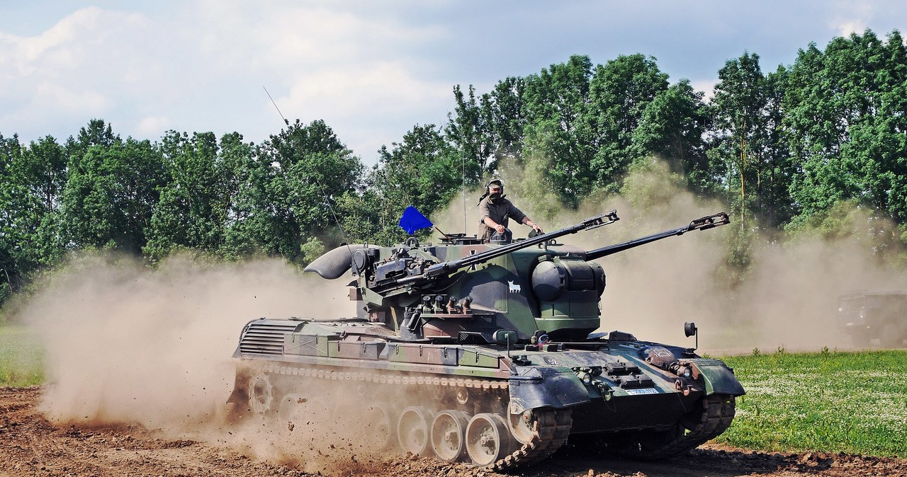 Gepard to konstrukcja z lat 70. stworzona na bazie Leoparda 1. Wojna w Ukrainie jest pierwszym konfliktem gdzie uczestniczy w aktywnej walce. Jego radar może wykryć drona Shaded-136 z odległości 16 kilometrów /Rainer Lippert /Wikipedia