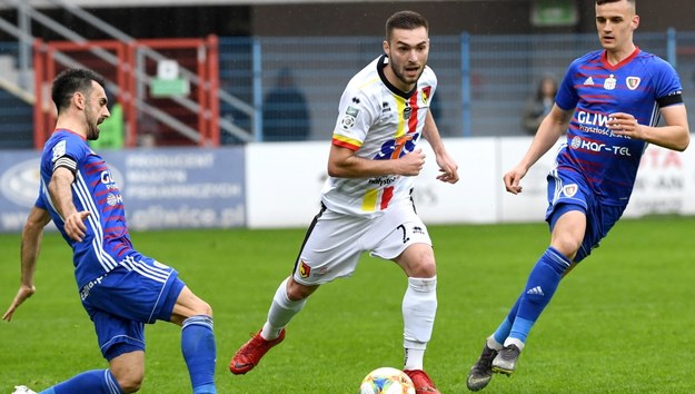 Gerard Badia (po lewej) Andrej Kadlec (w środku) i Patryk Dziczek (po prawej) podczas meczu Piast Gliwice - Jagiellonia Białystok /	Jacek Bednarczyk   /PAP