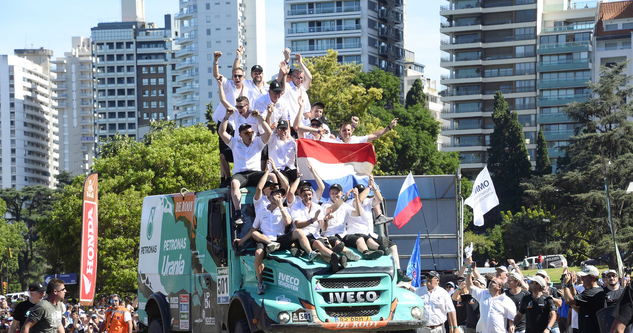 Gerard De Rooy świętuje zwycięstwo w swoim Iveco /Informacja prasowa