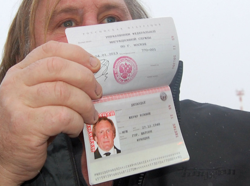 Gerard Depardieu chwali się rosyjskim paszportem /-/AFP/East News /East News