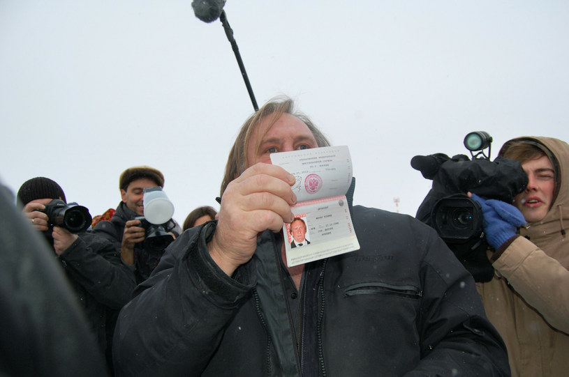 Gerard Depardieu pokazuje swój rosyjski paszport /AFP/EAST NEWS /East News