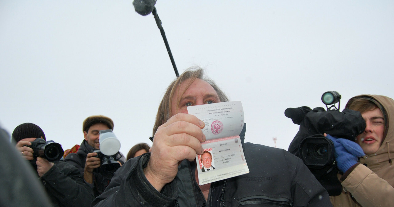 Gerard Depardieu pokazuje swój rosyjski paszport /AFP/EAST NEWS /East News