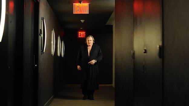 Gérard Depardieu w scenie z filmu "Witamy w Nowym Jorku" /materiały dystrybutora