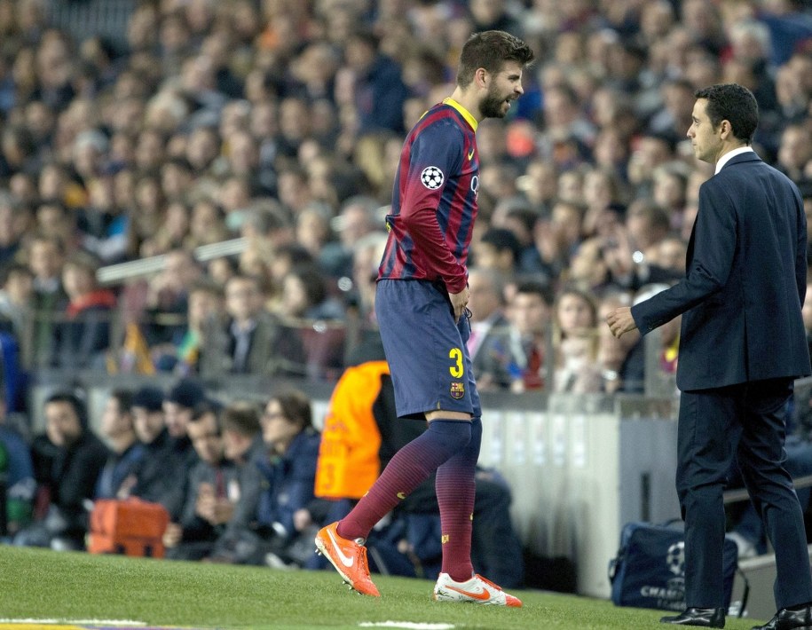 Gerard Pique opuszcza boisko /ALEJANDRO GARCIA  /PAP/EPA