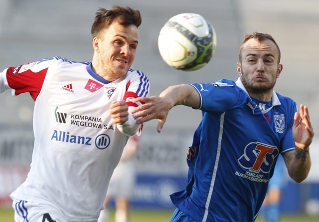 Gergo Lovrencsics (P) z Lecha Poznań i Rafał Kosznik (L) z Górnika Zabrze /Andrzej Grygiel /PAP