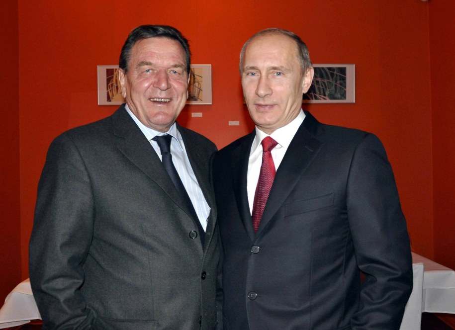 Gerhard Schroeder i Władimir Putin w kawiarni w Berlinie, 25 listopada 2010 roku /WALTERSCHEID/STAR PRESS/SIPA/EAST NEWS
