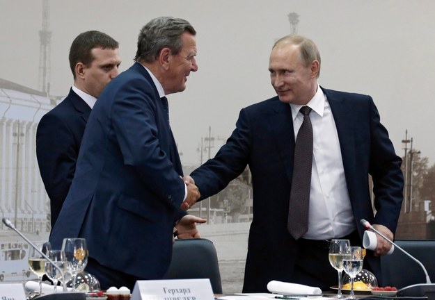 Gerhard Schroeder i Władimir Putin. Zdjęcie archiwalne /	SERGEY CHIRIKOV /PAP/EPA