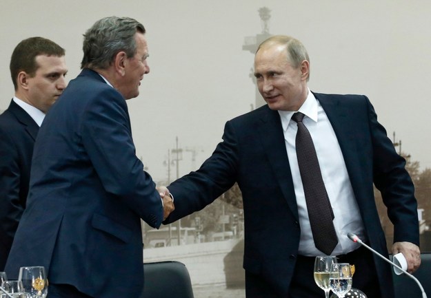 Gerhard Schroeder i Władimir Putin (zdjęcie archiwalne) /	SERGEY CHIRIKOV /PAP/EPA