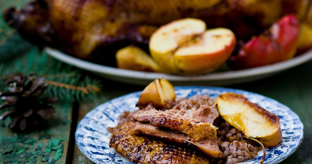 Gęś pieczona z jabłkami to uroczysty obiad na Wszystkich Świętych /zoryanchik /123RF/PICSEL