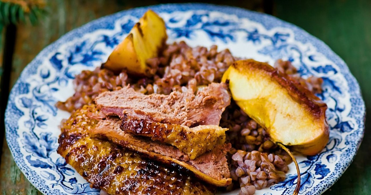 Gęś z jabłkami to obiad, który rozgrzeje i nasyci /zoryanchik /123RF/PICSEL