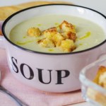 Gęsta i rozgrzewająca zupa krem z selera. Nie zapomnij o tym, zanim zblendujesz warzywa