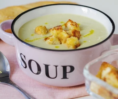 Gęsta i rozgrzewająca zupa krem z selera. Nie zapomnij o tym, zanim zblendujesz warzywa