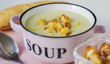 Gęsta i rozgrzewająca zupa krem z selera. Nie zapomnij o tym, zanim zblendujesz warzywa