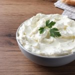 pasta do chleba Gęsta, kremowa i obłędnie pyszna. Przepis na Białego Greka podbija sieć