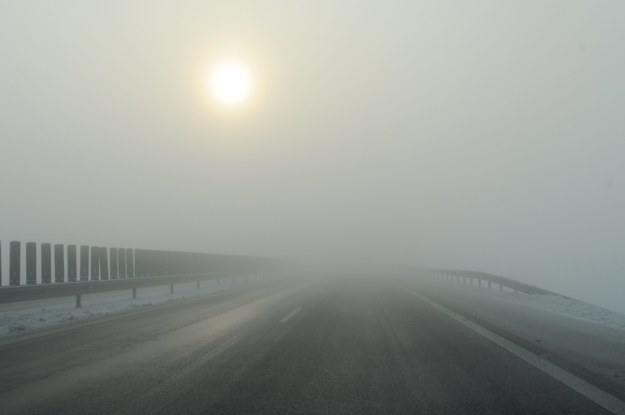 Gęsta mgła na trasach w Śląskiem i Małopolsce /Marcin Bielecki /PAP