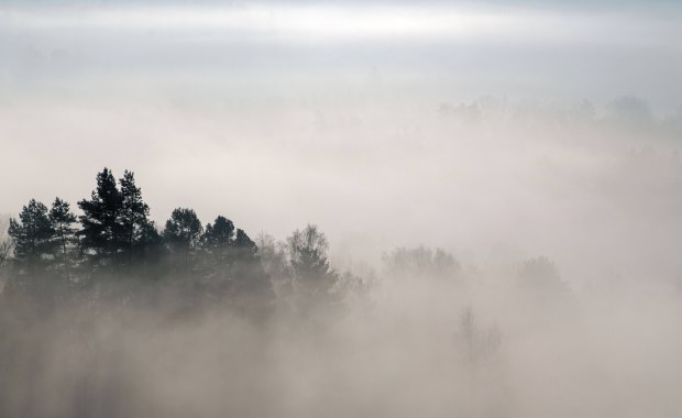 Gęsta mgła nad lotniskiem w Balicach. Część lotów została przekierowana