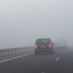 Gęsta mgła niemal w całym kraju. Alerty w 15 województwach