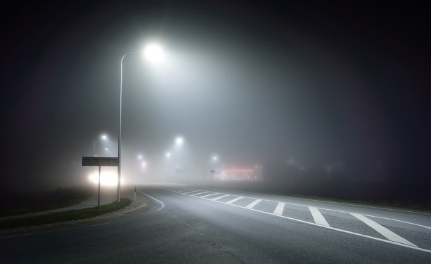 Gęsta mgła przykryje dużą część Polski. Nowy alert IMGW