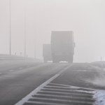 Gęsta mgła w kilku województwach. Ostrzeżenia dla kierowców