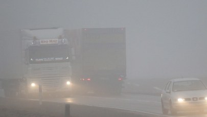 Gęsta mgła w środkowej i południowej Polsce. Kłopoty na lotniskach