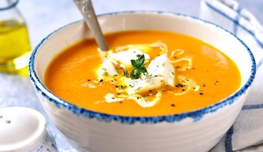 Gęsta zupa dyniowa z dodatkami. Jesienią rozgrzewa nawet lepiej niż koc