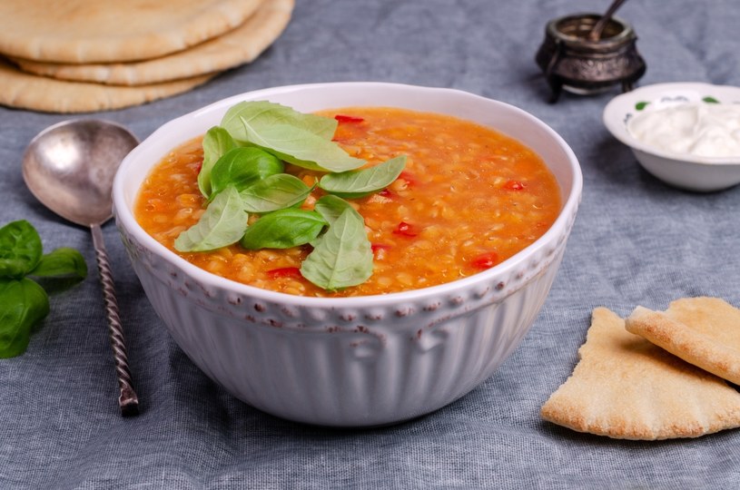 Gęsta zupa na bazie soczewicy to zdrowy, pełnowartościowy posiłek bogaty w błonnik i witaminy /123RF/PICSEL