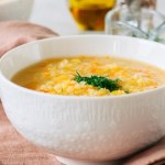 Gęsta zupa soczewicowa na zimę. Usprawni trawienie, dostarczy białka i witamin