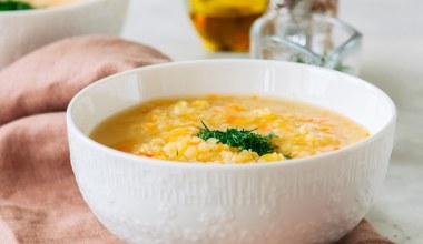 Gęsta zupa soczewicowa na zimę. Usprawni trawienie, dostarczy białka i witamin