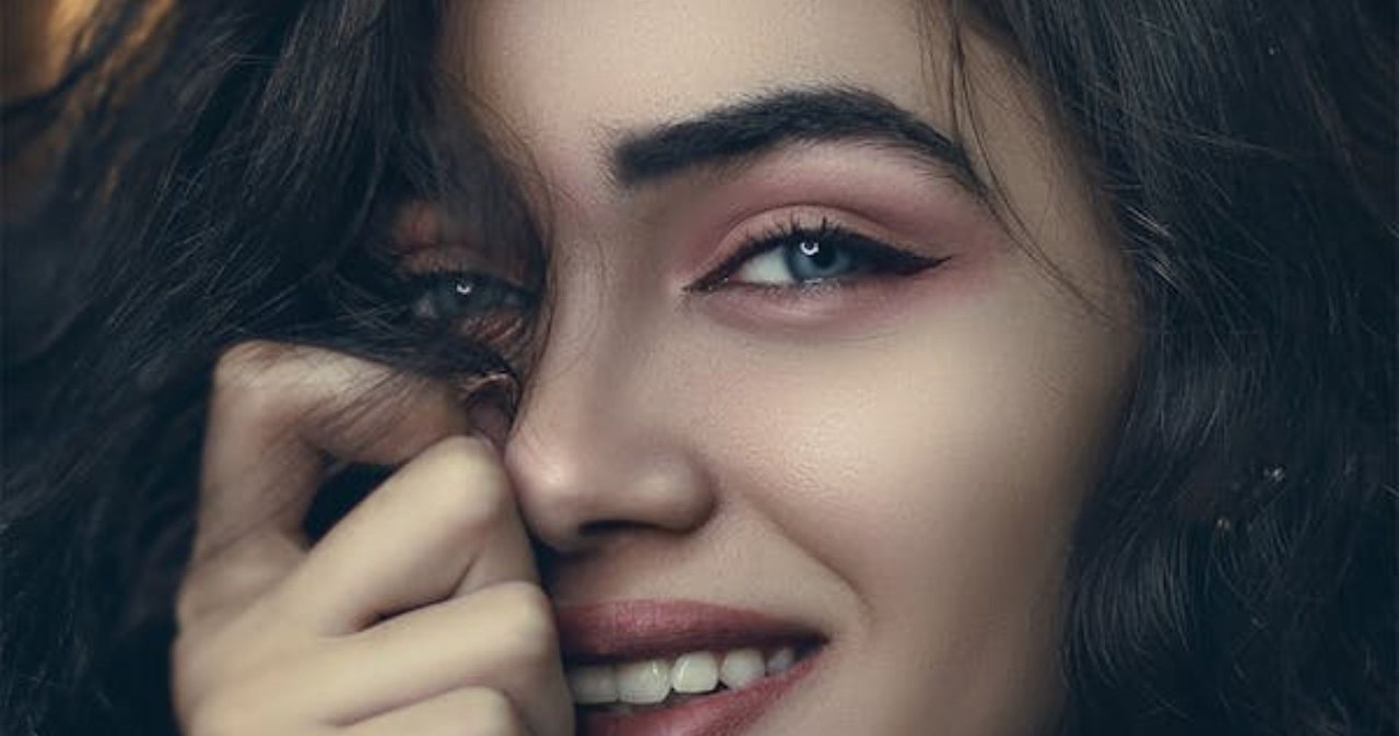 Gęste brwi po kuracji olejkiem rycynowym /Bardia Golzar /pexels.com